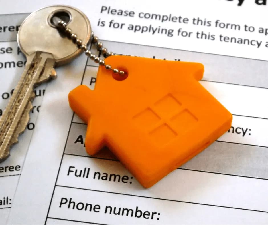 Tenancy form with a house keychain